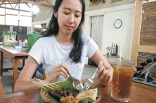 Menikmati Sate dengan...