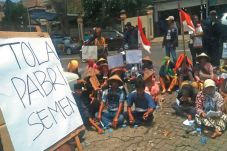 Warga Gugat Bupati Pati...