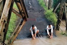 Jembatan Penghubung...