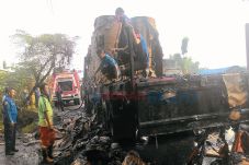 Ditabrak Motor, Truk...