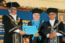 Gelar Doktor Angkat...