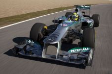 Mercedes Tuding Ferrari...