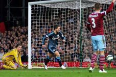 Chelsea Jaga Jarak dengan...