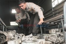 Polisi Geledah Pasar...
