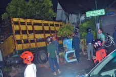 Syok Tabrak Rumah, Sopir...