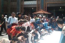 Ribuan Warga Cirebon...
