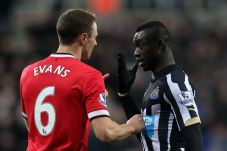 Cisse dan Evans Dilarang...