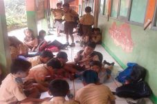 Murid Belajar di Lorong...