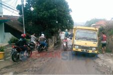 Korban Berjatuhan di...