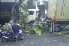 Rem Blong, Truk Kontainer...