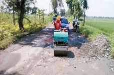 Warga Tuntut Jalan Diperbaiki