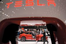 Tesla Kurangi Pegawai...