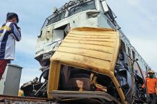 Truk Terseret KA Argo...