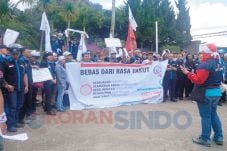 Karyawan PT CRI Tuntut...