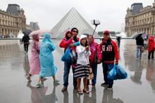 Paris Larang Penggunaan...