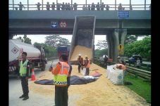 Dump Truk Tersangkut...