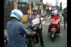 Tertibkan Lalu Lintas...