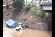 Sopir Mengantuk, Truk...