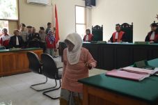 Nenek Asyani Histeris...