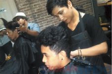 Potong Rambut Bersama...