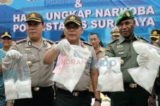 Tiga Warga Surabaya...