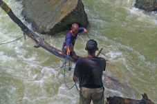 Tubuh Wahyu Terjepit...