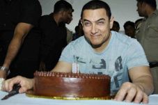 Aamir Khan Rayakan Ulang...
