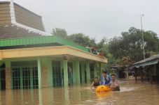 Banjir Rendam Ribuan...