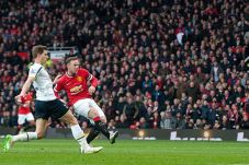 Rooney Puas Curi Poin...