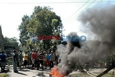 Warga Rembang Blokade...