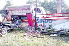 Truk Hantam Pagar Kantor...