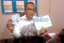 Puluhan Paspor di Tangan...