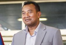 Dimakzulkan, Icuk Sugiarto...