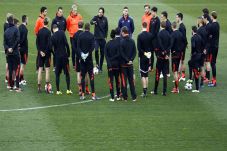 Pelatih Leverkusen Instruksikan...