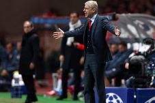 Tersingkir, Wenger Tuding...