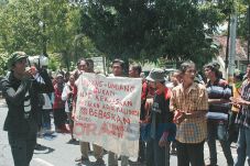 Perusak Gagang Pintu...