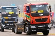 Adu Balap Truk Tata...