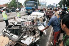 Tabrak Bus, Ayah-Anak...
