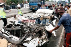 Sedan Seruduk Bus, Ayah-Anak...