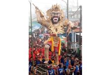 Suku Tengger Arak Ogoh-ogoh...
