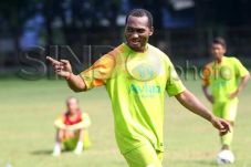 Ladeni Persib, Persebaya...