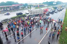 Tuntut Perbaikan JPO,...