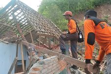 Longsor Rusak Belasan...