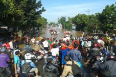Hujan 2 Jam, Puluhan...