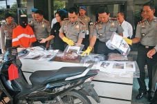 Ibu Rumah Tangga Lumpuhkan...