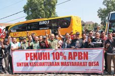 Perangkat Desa Desak...