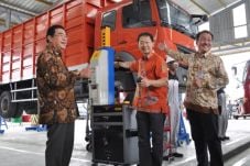 Dealer dan Truck Center...