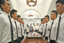 Ribuan Warga Beri Penghormatan...