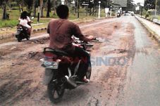 Warga Keluhkan Jalan...
