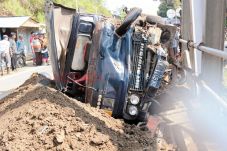 Truk Tabrak Jembatan,...